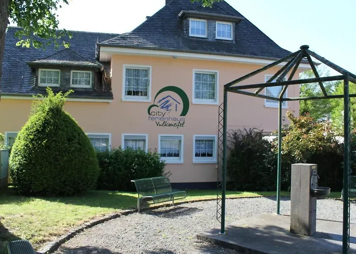 Schoene In Mit Garten By Interhome Apartamento Daun